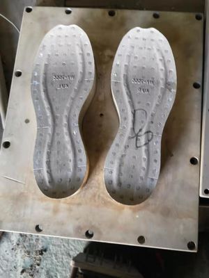 Machine automatique de moulage de forme ETPU 380V pour semelles de chaussures de sport personnalisées